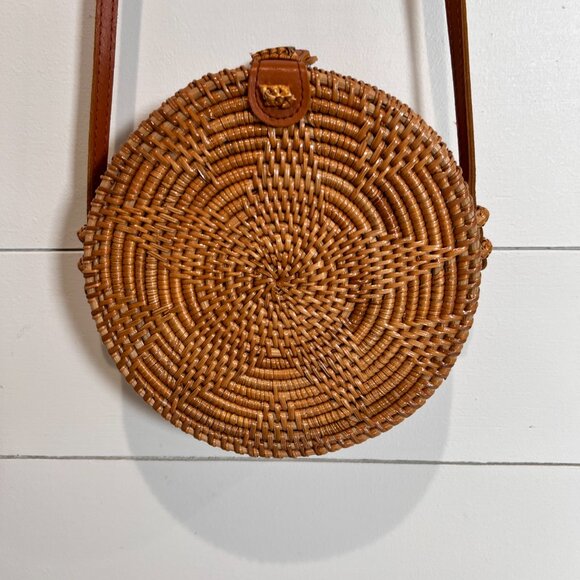 Round Straw Purse with Snap Closure - Picture 2 of 6